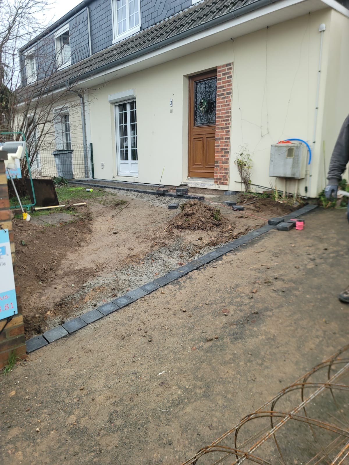 Preparation du terrain devant maison pour pose de paves et amenagement paysager